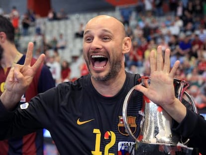 Saric, con la Copa, señala los siete títulos conseguidos por el Barça.