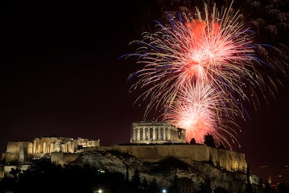 Vista del Partenón de la Acrópolis de Grecia con fuegos artificiales.