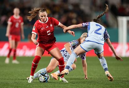 Noelle Maritz (a la izquierda), de Suiza, es presionada por las jugadores españolas durante el partido de octavos de final.