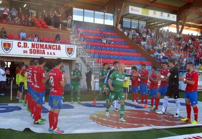 Los jugadores del Numancia hacen pasillo al Eibar, campeón de Segunda antes incluso de comenzar el partido.