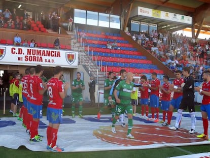 Los jugadores del Numancia hacen pasillo al Eibar, campeón de Segunda antes incluso de comenzar el partido.