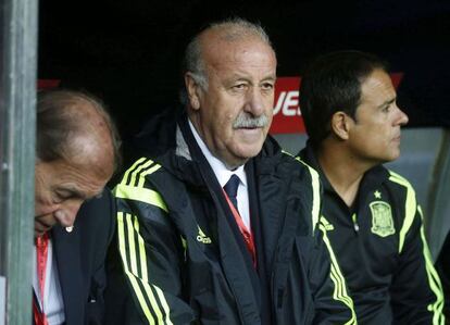  Vicente del Bosque, en el medio,  durante el partido de clasificaci&oacute;n para la Eurocopa 2016 ante Eslovaquia