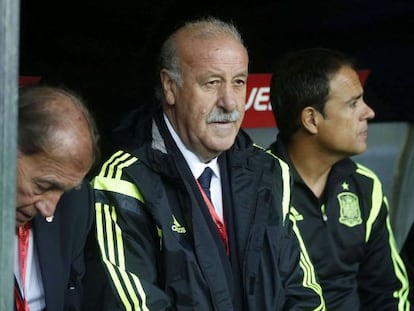 Vicente del Bosque, en el medio, durante el partido de clasificación para la Eurocopa 2016 ante Eslovaquia