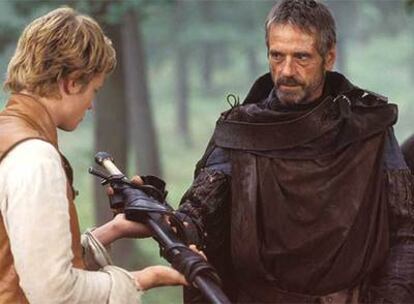 Edward Speleers y Jeremy Irons, en <i>Eragon.</i>