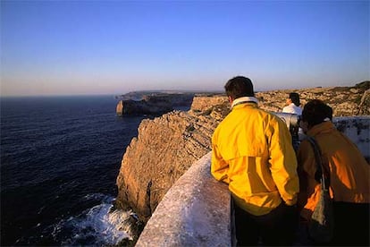 El cabo de San Vicente, la punta suroeste de Portugal, se eleva 60 metros sobre el nivel del mar. Desde aquí se disfruta de espectaculares puestas de sol.