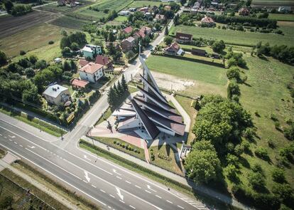 Iglesia de Santa María Virgen, en Orly. Esta es la que inspiró el prpyecto de <em>Arquitectura del VII día</em>. Kuba Snopek pasó por delante y quedó sorprendido: la iglesia llevaba allí todo ese tiempo y nadie le había dado ningún valor hasta entonces. Al comenzar a investigar su historia fue apareciendo todo el contexto. |