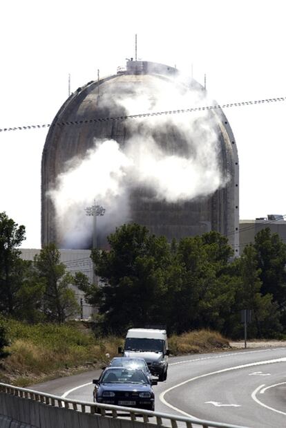 La nuclear de Vandellós II (Tarragona), durante el incendio que la planta sufrió en 2008.