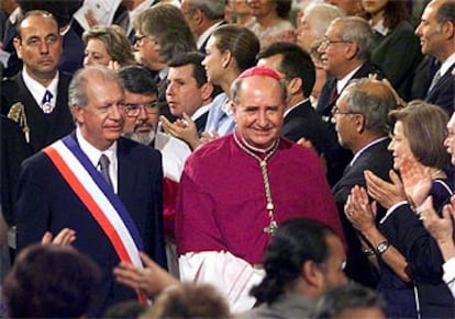 El presidente de Chile, junto al arzobispo de Santiago, Francisco Errazuriz.