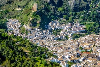 Abrigado por el Peñón de los Halcones, a sus espaldas, Cazorla ha sido el tercer pueblo andaluz más votado por los lectores de EL PAÍS. El Castillo de la Yedra, levantado en lo alto durante la época andalusí frente a un mar de olivos, y las ruinas de la renacentista iglesia de Santa María, atribuida a Andrés de Vandelvira, son sus principales reclamos, pero sobre todo el <a href="http://www.sierrasdecazorlaseguraylasvillas.es/" target="_blank">parque natural de las Sierras de Cazorla, Segura y Las Villas</a>, que ofrece múltiples posibilidades para el senderismo, como el GR-247 ‘Bosques del Sur’, que lo recorre en círculo en 21 etapas a través de caminos señalizados. Más información: <a href="https://cazorla.es/" target="_blank">cazorla.es</a>