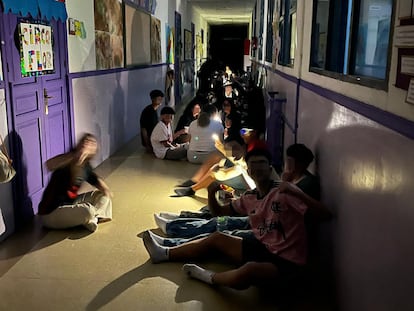 Niños y niñas de 4º de la ESO del Hijas de San José de Zaragoza, en el Nuestra Señora de la Paloma del barrio de La Latina de Madrid, en una imagen cedida.