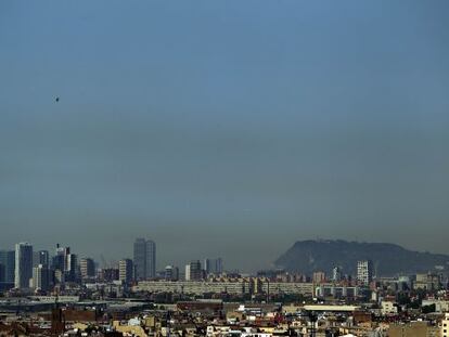 A Barcelona es poden veure marcades franges de contaminació.