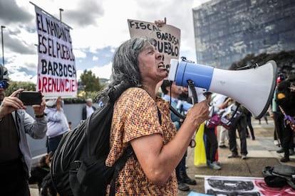 Una partidaria de Petro en una protesta contra el fiscal Francisco Barbosa, el 13 de junio frente a las oficinas de la fiscalía en Bogotá.