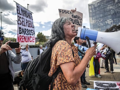 Una partidaria de Petro en una protesta contra el fiscal Francisco Barbosa, el 13 de junio frente a las oficinas de la fiscalía en Bogotá.