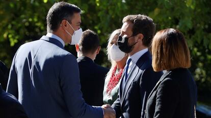 Pedro Sánchez (izquierda), saluda al líder del PP, Pablo Casado, el jueves a su llegada al monasterio de Yuste.