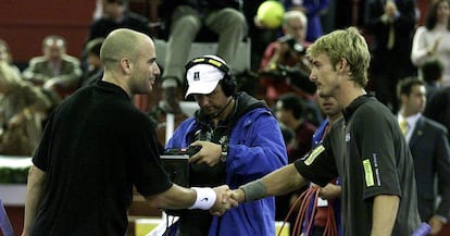 Agassi saluda a Ferrero tras un partido en 2002, en Madrid.