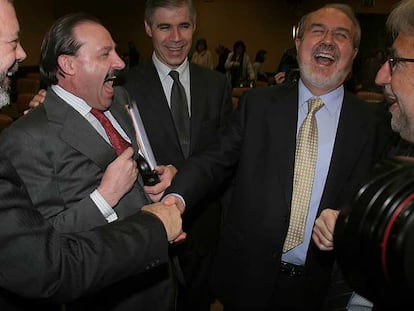 Pedro Solbes (derecha) y Vicente Martínez Pujalte se ríen a carcajadas tras comparecer el ministro.