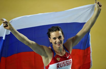 Elena Isinbayeva con la bandera de Rusia en 2012.