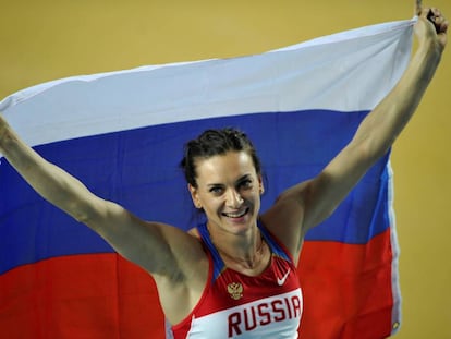 sinbayeva com a bandeira da Rússia em 2012.