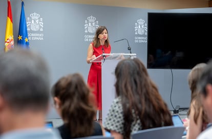 La ministra de Juventud e Infancia, Sira Rego, ofrece declaraciones a los medios tras la Conferencia Sectorial de Infancia y Adolescencia, este viernes.