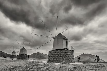 La agricultura, la ganadería y la pesca eran las principales actividades de la isla hasta hace medio siglos. 41 molinos como los de la imagen, de pequeño tamaño para facilitar el movimiento aun cuando cambiase la dirección del viento, eran usados para producir harina. Hoy, se conservan cinco que han sido restaurados --uno de ellos rehabilitado como bar-- y son una atracción turística.