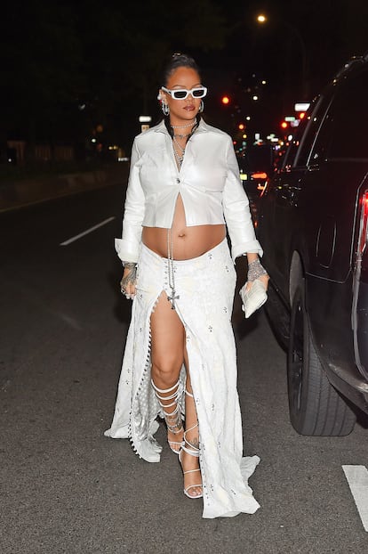 En Nueva York, en 2023, con una de sus combinaciones básicas tras la gala Met: cuerpo corto para marcar el embarazo con falda de cintura baja de Chrome Hearts y sandalias de tiras con tacón.