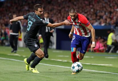 El jugador colchonero Yannick Carrasco conduce el balón durante una acción del partido con el jugador del Chelsea Cesar Azpilicueta.