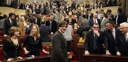 El candidato de Junts pel S&iacute; a la Presidencia de la Generalitat, Carles Puigdemont (c), a su llegada al pleno del Parlament de Catalu&ntilde;a en el que se debati&oacute; su investidura como nuevo presidente catal&aacute;n, tras el pacto alcanzado in extremis entre Junts pel S&iacute; y la CUP. 