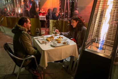 Cristina y Rubén, amigos, cenan los alrededores de la Plaza Dos de Mayo en Madrid, el martes.