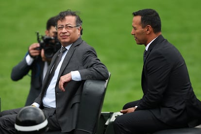 Gustavo Petro y Pedro Sánchez en una ceremonia militar en marzo de 2025.