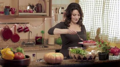 Nigella Lawson en una cocina que parece de verdad, como la tuya y la mía.