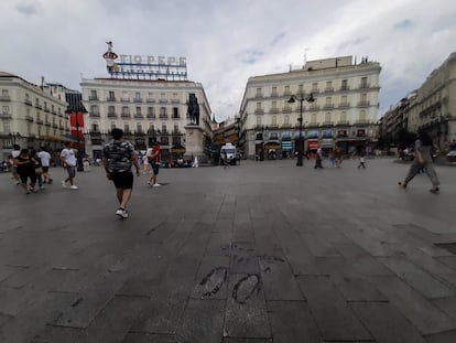 Las huellas de Antonio López marcadas en las losas de la Puerta del Sol en el lugar donde se ha situado este verano para pintar.