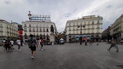 Las huellas de Antonio López marcadas en las losas de la Puerta del Sol en el lugar donde se ha situado este verano para pintar.