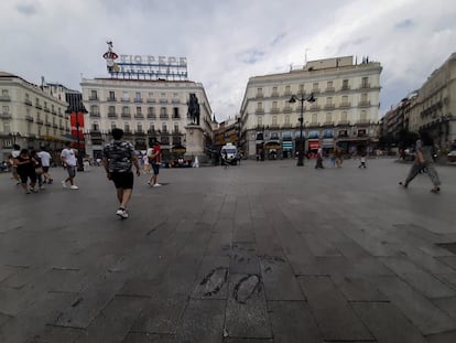 Las huellas de Antonio López marcadas en las losas de la Puerta del Sol en el lugar donde se ha situado este verano para pintar.