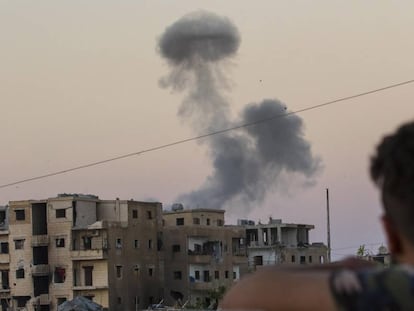 Una humareda sale de un edificio de Raqa tras un ataque de EE UU en agosto.