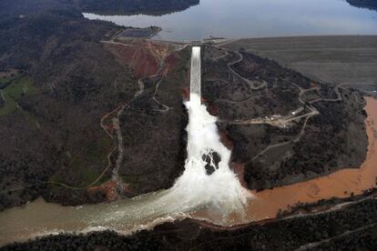 La presa de Oroville expulsa aproximadamente 2.830 metros cúbicos de agua por segundo a través del conducto principal en Oroville, California, el 13 de febrero.