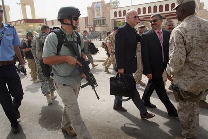 Durante uma visita à cidade iraquiana de Ramadi em 2007. Biden presidia à época a Comissão de Assuntos Exteriores do Senado. 