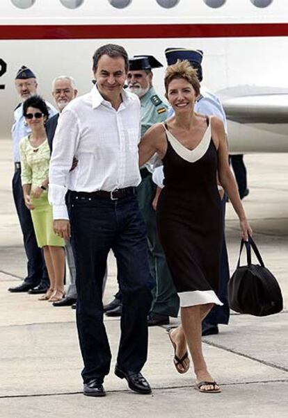 Rodríguez Zapatero y Sonsoles Espinosa, nada más descender del avión en Lanzarote.