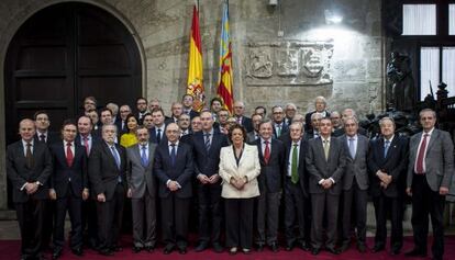 El ministro Montoro con el presidente Fabra, los líderes empresariales valencianos y otros cargos públicos en el Palau de la Generalitat