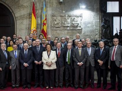 El ministro Montoro con el presidente Fabra, los l&iacute;deres empresariales valencianos y otros cargos p&uacute;blicos en el Palau de la Generalitat