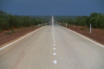 El espejismo es un fenómeno relativamente común: la calina debida al calor hace que el aire brille y puede conseguir que las carreteras parezcan húmedas. Pero para los viajeros exhaustos, la apariencia de un lago en la distancia suscita falsas esperanzas. Sin embargo, si se lleva una botella de agua, estas ligeras alucinaciones hasta pueden hacer más atractivo el viaje. Las largas, planas y desérticas carreteras australianas son el escenario perfecto para ver este efecto óptico.