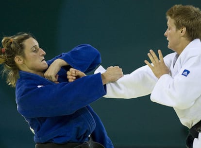 Leire Iglesias, a la izquierda, durante el combate por el bronce contra la holandesa Edithe Bosch.