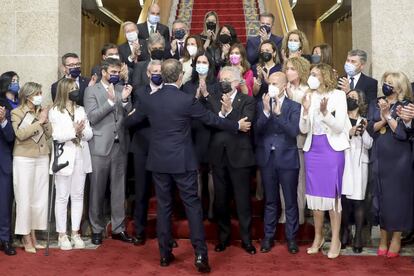 Alberto Núñez Feijóo era aplaudido y felicitado por su grupo parlamentario al finalizar el miércoles la entrega de medallas del Parlamento Gallego, en Santiago.