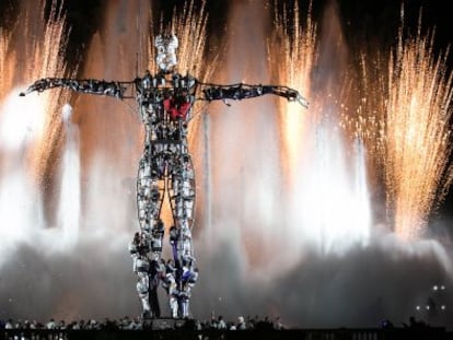 El Ser del Milenio, durante la celebración de la Nochevieja en el Paseo de Maria Cristina de Barcelona.