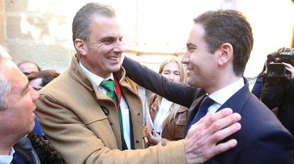 Ortega Smith (Vox) y García Egea (PP) se saludan tras la sesión constitutiva del Parlamento de Andalucía.