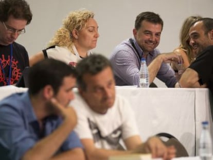 Antonio Ma&iacute;llo (sentado en el centro) charla con Jos&eacute; Manuel Mariscal. Abajo, Alberto Garz&oacute;n (izquierda) y Jos&eacute; Antonio Castro.