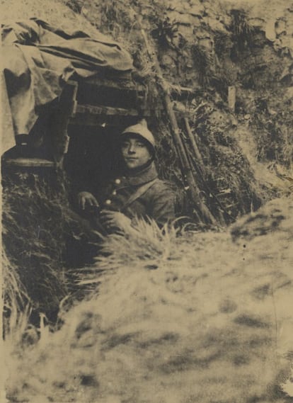 O parisiense Auguste Fourrer tinha 21 anos quando foi convocado às armas, em abril de 1915. Fotógrafo de profissão, passou toda a guerra na Frente Ocidental, onde recebeu elogios de seus superiores por seu valor. Nesta foto, datada em 1918, aparece em uma trincheira na Bélgica.