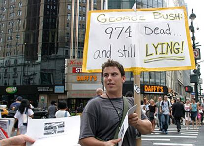 Un manifestante con una pancarta que dice: "George Bush: 974 muertos... ¡y sigue mintiendo!