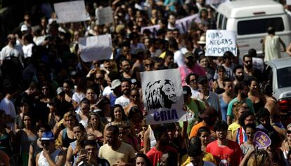 Manifestantes realizam marcha no Complexo da Maré, no Rio, em repúdio ao assassinato da vereadora Marielle Franco (PSOL). 