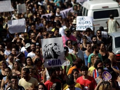 Manifestantes realizam marcha no Complexo da Maré, no Rio, em repúdio ao assassinato da vereadora Marielle Franco (PSOL). 