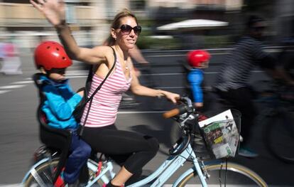 Una de las participantes en una &#039;bicicletada&#039; en Barcelona.